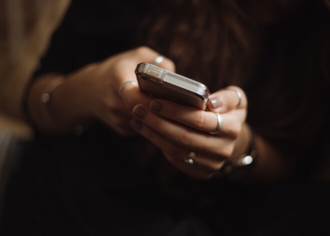 Brīdina par krāpniekiem, kas zvana pa telefonu un aicina investēt finanšu platformās