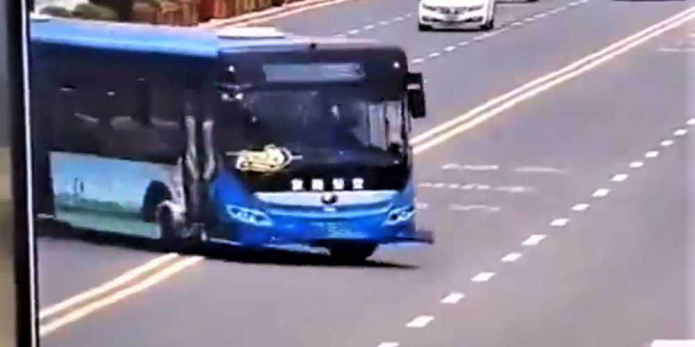 VIDEO: autobusa šoferis Ķīnā pēkšņi iebrauc ezerā, laupot dzīvību 21 pasažierim