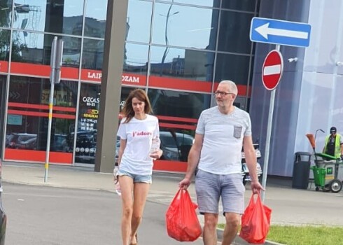 Zinātāji spriež, ka Jānis Jāņus pavadījis ar Līgu! Proti, bildē redzamā daiļava esot pazīstamās modeles Dinas Kraftes māsa Līga Krafte. Interneta āres vēsta, ka persona ar šādu vārdu un uzvārdu strādā Labklājības ministrijas grāmatvedībā.