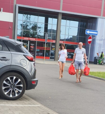 Zinātāji spriež, ka Jānis Jāņus pavadījis ar Līgu! Proti, bildē redzamā daiļava esot pazīstamās modeles Dinas Kraftes māsa Līga Krafte. Interneta āres vēsta, ka persona ar šādu vārdu un uzvārdu strādā Labklājības ministrijas grāmatvedībā.