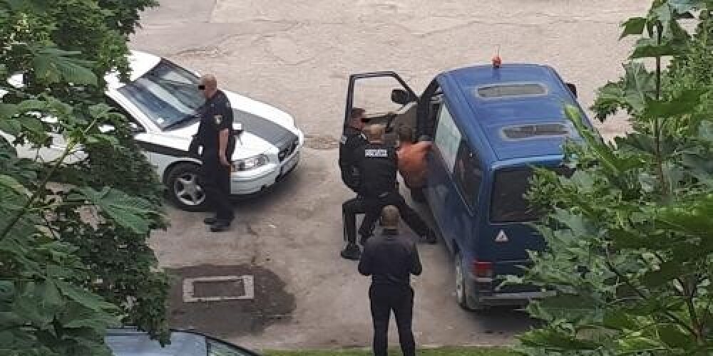 Полиция в Елгаве вытаскивала из машины пьяного нарушителя