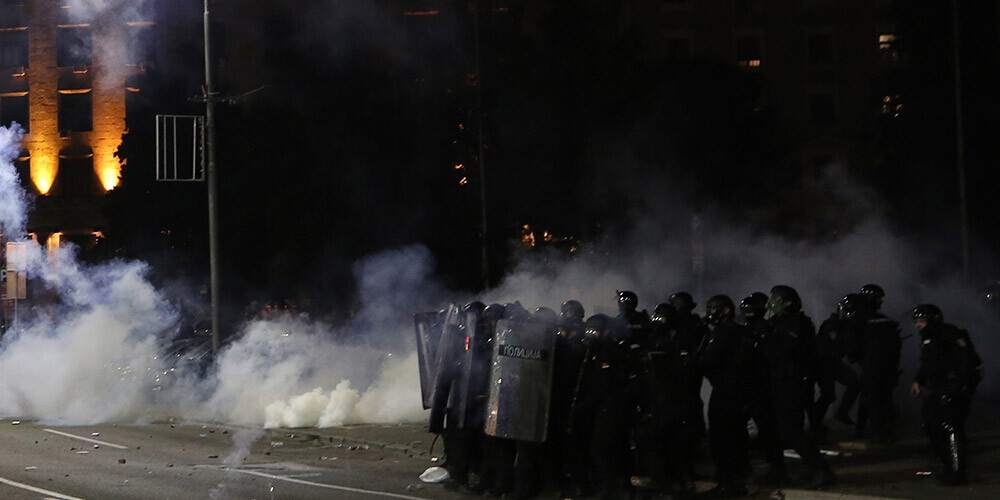 Demonstranti Serbijā iesaistās sadursmēs ar policiju un dedzina automašīnas, protestējot pret Covid-19 ierobežojumu atjaunošanu