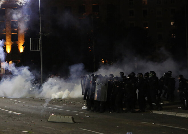 Demonstranti Serbijā iesaistās sadursmēs ar policiju un dedzina automašīnas, protestējot pret Covid-19 ierobežojumu atjaunošanu