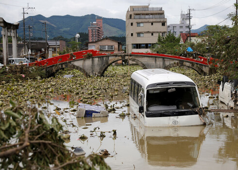 Japānu turpina plosīt spēcīgas lietavas un plūdi