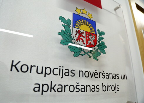 Izkārtne pie Korupcijas novēršanas un apkarošanas biroja jaunās ēkas Citadeles ielā.