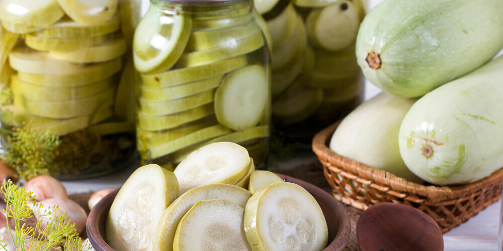 Cukini mēdz dēvēt par vienu no nenovērtētākajiem dārzeņiem. Ja nezini, ko ar to iesākt - iemarinē. Ļoti gardi!