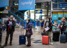 Pasažieri Viļņas lidostā stāv rindā uz "Check-in" lidojumam uz Frankfurti.