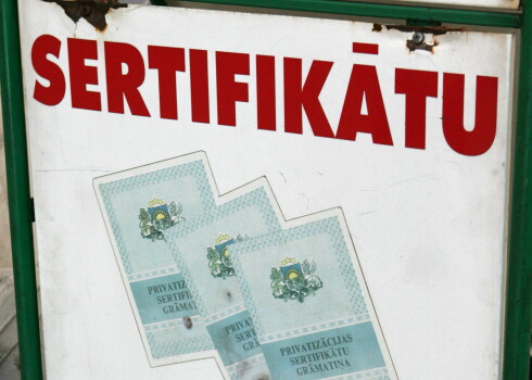Reklāmas slietnis Merķeļa ielā par sertifikātu pirkšanu un pārdošanu.