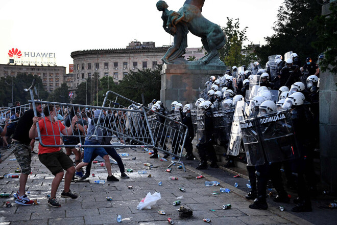 Vardarbīgie protesti Belgradā.