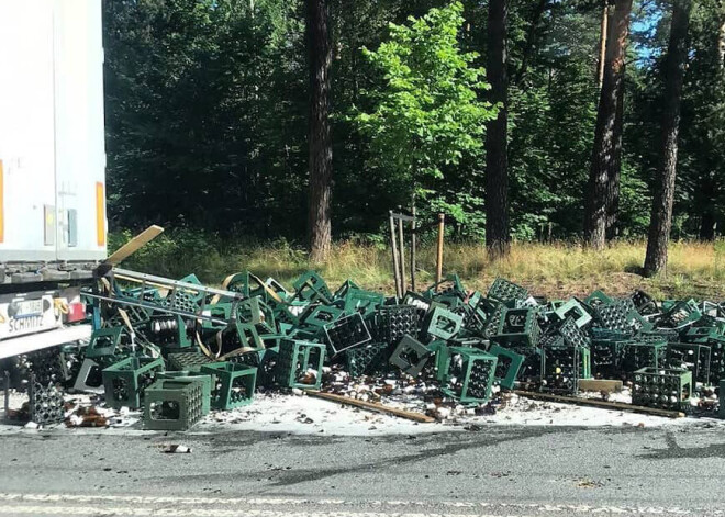 Mežaparkā kravas automašīnai izbirusi krava ar alus pudelēm