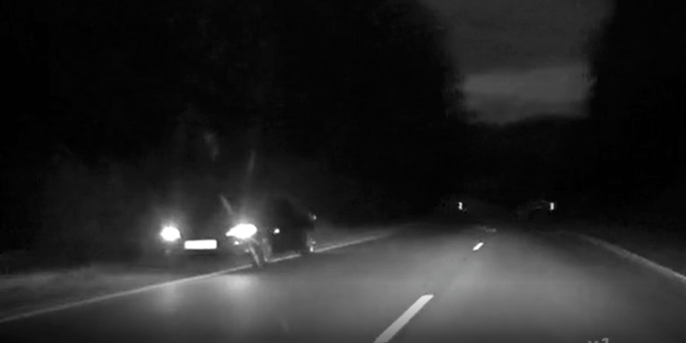 VIDEO: ļoti steidzīgs BMW šoferis pēc līkuma pamana policistus, bet radara reakcija izrādās ātrāka
