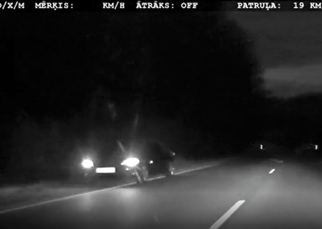 VIDEO: ļoti steidzīgs BMW šoferis pēc līkuma pamana policistus, bet radara reakcija izrādās ātrāka