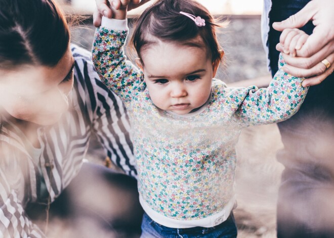 Saeima konceptuāli atbalsta aizliegumu bērnu adopcijai uz ārvalstīm