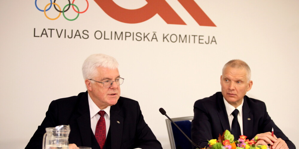 Līdzšinējais LOK prezidents Aldons Vrubļevskis (no kreisās) un LOK ģenerālsekretārs Žoržs Tikmers.