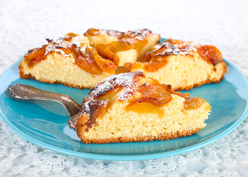 Persiku kūka ar olbaltuma cepurīti