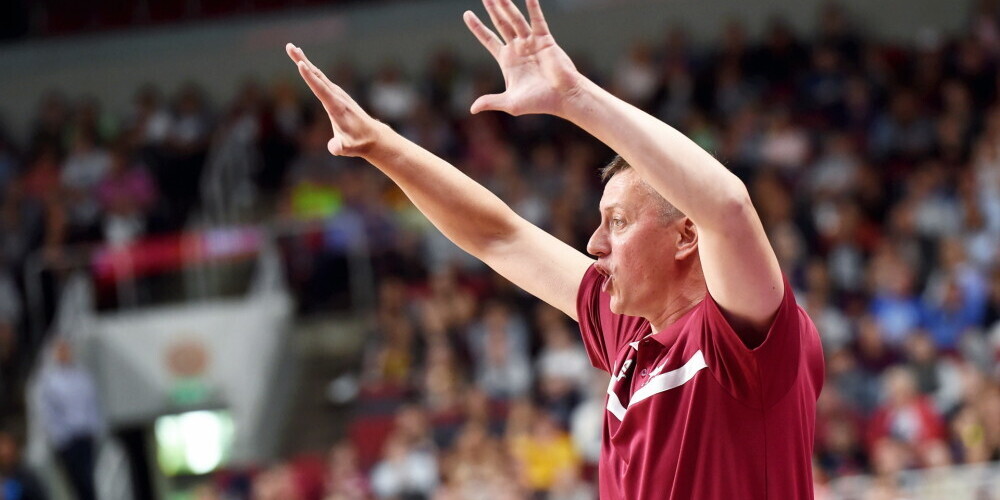 Arnis Vecvagars (dzimis 1974. gada 12. aprīlī Rīgā, Latvijā) ir bijušais latviešu basketbolists, pēc spēlētāja karjeras beigām — treneris. Trenējis LBL klubu "Jūrmala/Fēnikss" un Latvijas U20 izlasi. Spēlēja uzbrucēja pozīcijā, ilgus gadus bijis Latvijas basketbola valstsvienības spēlētājs. A. Vecvagars ir seškārtējs Latvijas čempions.