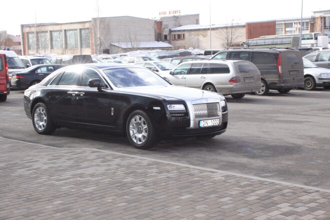 Jauna "Rolls-Royce Ghost" 2010. gada standarta modeļa vidējā cena bija aptuveni 240 tūkstoši ASV dolāru.