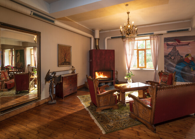 Apmeklētājus salā izmitina Naissāres viesu nams, kas darbojas kā ģimenes uzņēmums un viesus uzņem jau vairāk nekā desmit gadus.