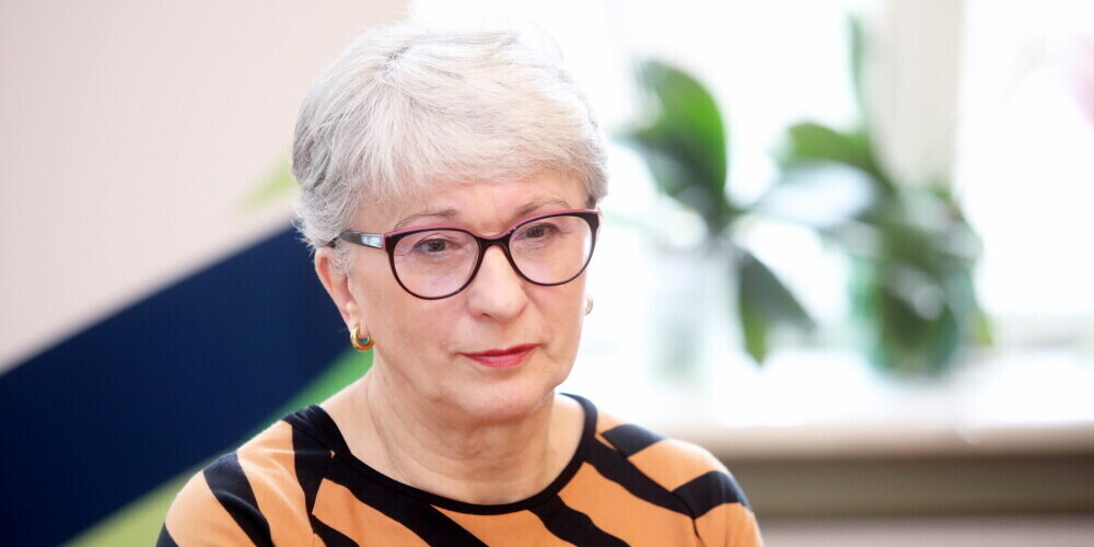 Sandra Kalniete (dzimusi 1952. gada 22. decembrī) ir mākslas zinātniece, politiķe, rakstniece un diplomāte. Mākslas teorijas zinātņu maģistre (1996). Latvijas Tautas frontes valdes priekšsēdētāja vietniece (1988), Latvijas vēstniece ANO (1993-1995) un Francijā (1997-2002), Latvijas ārlietu ministre (2002-2004), Eiropas Parlamenta deputāte no Latvijas (no 2009).