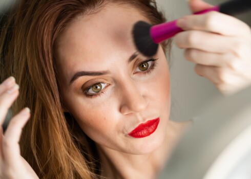 Matiņu augšanu stimulē arī sīpola sula. Tā satur sēru, selēnu, minerālvielas, B un C vitamīnus – tie visi veicina matu augšanu un stiprina matu folikulu. Tā kā sīpoliem ir raksturīga smaka, to neitralizē, izmantojot citrona sulu.