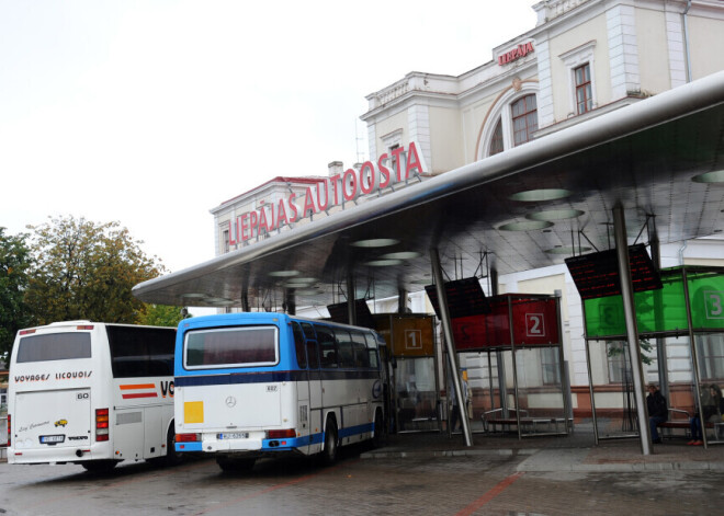 Из-за заболевшего Covid-19 пассажира в самоизоляцию должны уйти пассажиры рейса Лиепая-Рига 5 июля