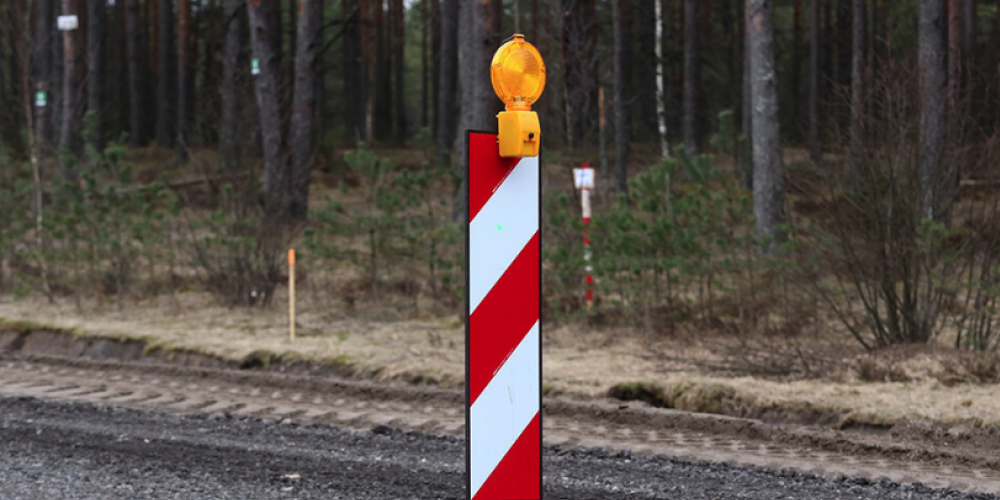 Saskaņā ar Satiksmes ministrijas nolikumā (Ministru kabineta 2003.gada 29.aprīļa noteikumi Nr. 242) noteikto, Satiksmes ministrija ir vadošā valsts pārvaldes iestāde transporta un sakaru nozarē.Transporta nozare ietver dzelzceļa, autosatiksmes, jūrniecības un aviācijas apakšnozares, kā arī pasažieru pārvadājumu, tranzītpārvadājumu un bīstamo kravu pārvadājumu jomas. Autosatiksmes apakšnozare ietver autotransporta, autoceļu un ceļu satiksmes drošības jomas. Sakaru nozare ietver elektronisko sakaru (arī sakaru un datu pārraides kanālus valsts pārvaldes jomā) un pasta apakšnozares.