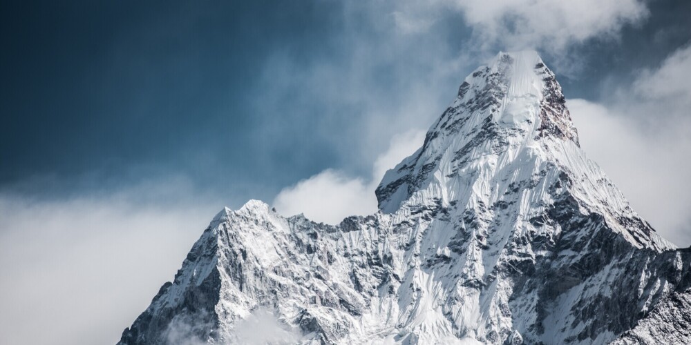 Everests, Džomolungma (tibetiešu: ཇོ་མོ་གླང་མ; ķīniešu: 珠穆朗玛峰) jeb Sagarmātha (nepāliešu: सगरमाथा) ir augstākā kalna virsotne uz Zemes. Atrodas uz Nepālas un Ķīnas (Tibetas) robežas Himalajos. Virsotnes augstums ir 8848 metrus virs jūras līmeņa. Tā ir viena no pasaules 14 virsotnēm, kuru augstums pārsniedz 8000 metrus.