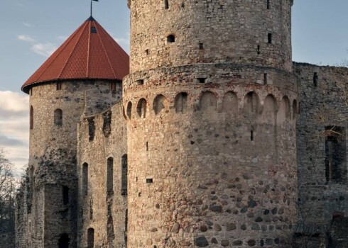 Garais Hermanis celts pirms sešiem gadsimtiem kā moderns aizsardzības tornis.