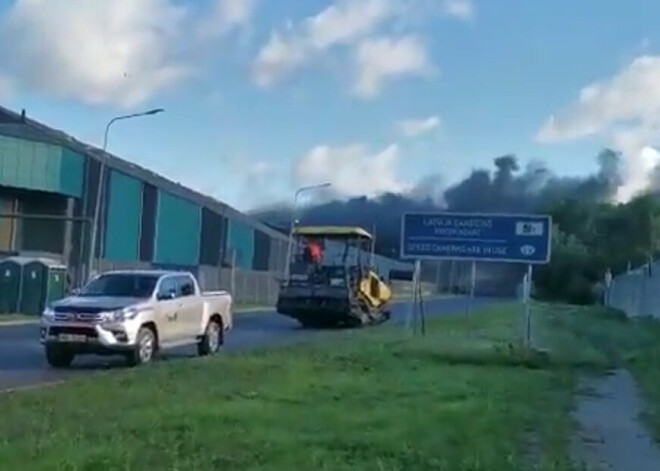 Liepājā izcēlies paaugstinātas bīstamības ugunsgrēks, kura dzēšanu apgrūtina spēcīgais vējš