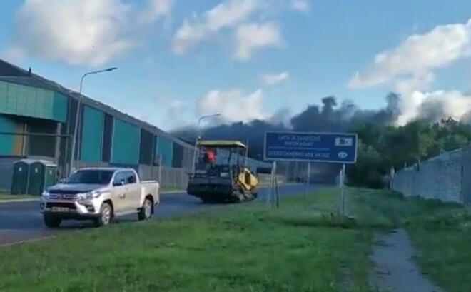 Dzēšana turpinās un ugunsgrēks joprojām nav lokalizēts.