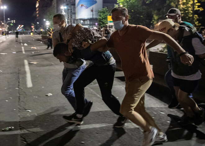 Kamēr Serbijā jau ceturto dienu turpinās vardarbīgi protesti, valstī dramatiski pieaudzis Covid-19 gadījumu skaits