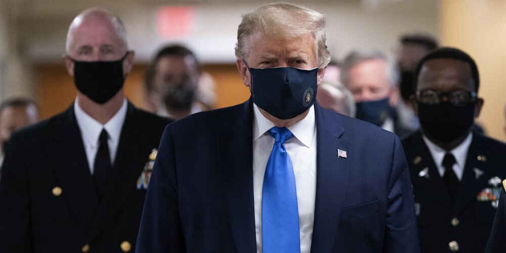 Donalds Tramps pirmo reizi bijis publiski redzams ar sejas masku