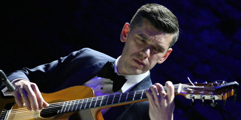 Kaspars Zemītis dzimis Cēsīs, beidzis Cēsu Bērnu Mūzikas skolas klarnetes klasi. Līdz 1992. gadam mācījies Priekuļu Lauksaimniecības tehnikumā. Vēlāk iestājies Latvijas Lauksaimniecības akadēmijā, taču sapratis, ka tas viņu neinteresē. Tālāk turpinājis studijas mūzikas jomā Cēsu mūzikas vidusskolā un Jāzepa Mediņa Rīgas Mūzikas vidusskolā saksofona klasē. Kad Latvijas Mūzikas akadēmijā tika atvērta ģitārspēles nodaļa profesora Juliusa Kurauska vadībā, Kaspars tajā nekavējoties iestājās un turpināja akadēmiskās studijas klasiskās ģitāras jomā, iegūstot bakalaura un maģistra grādus (pirmais ģitārspēles maģistrs Latvijā).