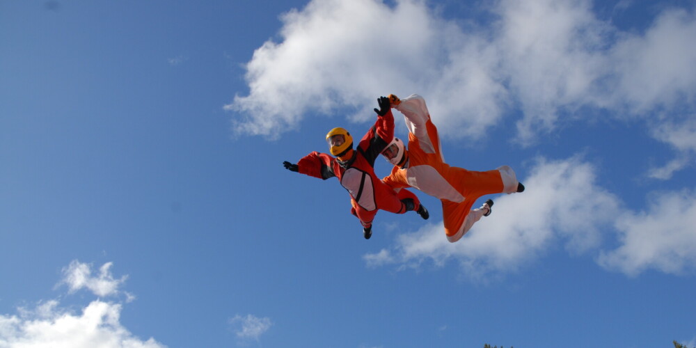 Aerodium ir Latvijā bāzēts vertikālo vēja tuneļu projektētājs un ražotājs. Tā pamatdarbība ir saistīta ar vēja tuneļu pārdošanu un nomu izklaides un militārajām nozarēm, bet tas darbojas arī dažādās vietās ar franšīzēm. Otrā daļa ir saistīta ar šovu un priekšnesumu organizēšanu zīmolu popularizēšanai, festivāliem un izklaides pasākumiem visā pasaulē.