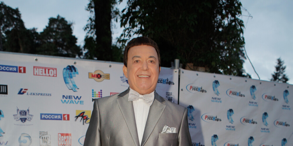 Josifs Kobzons (krievu: Иосиф Давыдович Кобзон; dzimis 1937. gada 11. septembrī, miris 2018. gada 30. augustā) bija Ukrainas ebreju izcelsmes krūneru stila krievu dziedātājs, kā arī Krievijas sabiedriskais darbinieks un politiķis. Dziedātāja karjera no 1958. gada. Piedalījies daudzos oficiālos koncertos. 1987. gadā Kobzonam piešķirts PSRS Tautas skatuves mākslinieka nosaukums. Saņēmis arī PSRS Valsts prēmiju (1984. gadā) un Komjaunatnes prēmiju (1976. gadā). Sākot no 1997. gada līdz 2018. gada augustam — Krievijas Valsts Domes deputāts. No 2003. gada — valdošās partijas "Vienotā Krievija" biedrs. Atbalstījis, tostarp koncertējot, Krimas aneksiju un Donbasa separātistu nemierniekus. Aizdomās par sakariem ar Krievijas mafijas struktūrām Kobzonam bija liegta iebraukšana ASV. Vairākkārt (2003. un 2014. gadā) bijusi liegta iebraukšana arī Latvijā.