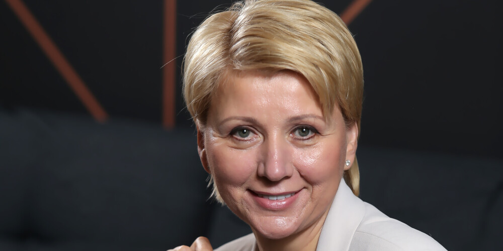 Ieva Plaude-Rēlingere (dzimusi Rīgā, 1961. gada 2. jūlijā) ir latviešu uzņēmēja. Pašlaik Ieva Plaude-Rēlingere ir AS “Lawrence Asset Management” direktore, Latvijas Tirdzniecības un rūpniecības kameras pārstāve Bavārijā, kā arī Latvijas Kosmētikas ražotāju asociācijas valdes priekšsēdētāja.