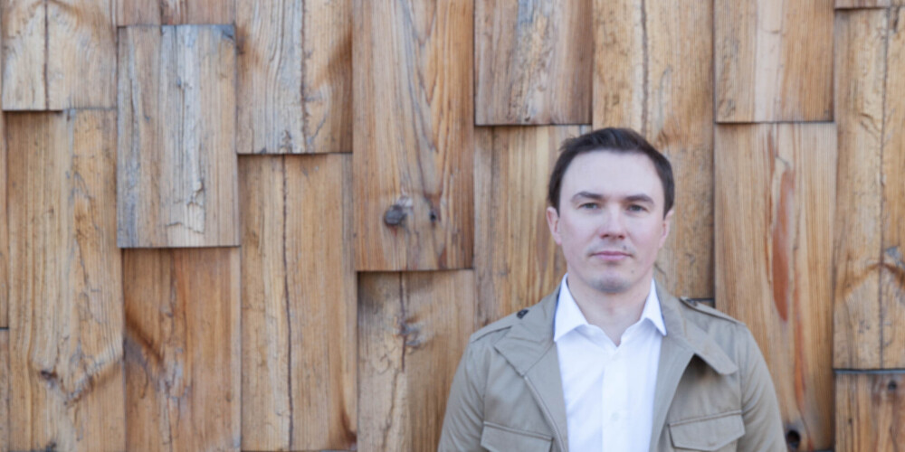 Zuarguss Zarmass (dzimis Viesturs Ermansons 1973. gada 15. augustā, no 1992. līdz 2018. gadam Viesturs Dūle) ir izglītības centra "Cilvēkam" vadītājs, emocionālā intelekta un konferenču lektors un mācību metožu inovators mācību procesiem izglītības sistēmā un organizācijās. Bijis uzņēmuma «Mēmais šovs» īpašnieks un radošais direktors mediju, mārketinga industrijā ar 60 darbiniekiem, kā arī latviešu televīzijas raidījumu vadītājs, producents, kinorežisors, futbolists un mūziķis. Izdevis divus mūzikas albumus ar pseidonīmu Livingstons.