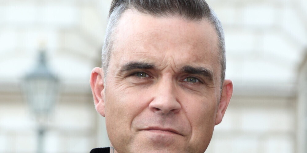 Robijs Viljamss (angļu: Robbie Williams, dzimis 1974. gada 13. februārī), pilnā vārdā Roberts Pīters Viljamss (Robert Peter Williams), ir 15 reizes BRIT Awards balvu ieguvis angļu dziedātājs un dziesmu tekstu autors. Viņa karjera sākās 1990. gadu sākumā, grupas Take That sastāvā, no kuras viņš aizgāja 1995. gadā un uzsāka solo karjeru.