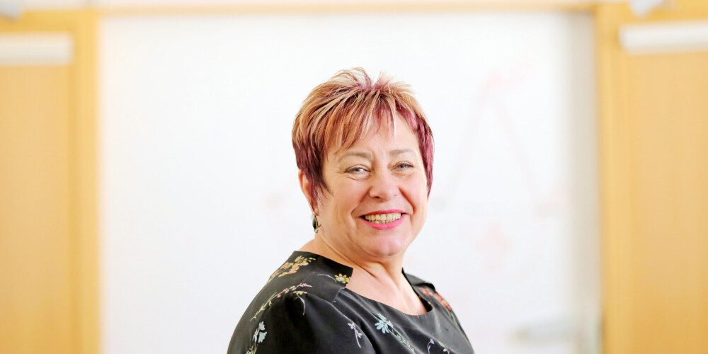 Dace Rolava ir Mg. psych., NLP trenere, Eiropas Klīniskās hipnozes sertifikāts (ECCH), ESH sertifikāts (European Society of Hypnosis) kouča trenere un dažādu NLP kursu pasniedzēja. Mg. psych., organizāciju psiholoģijas maģistre, jau 15 gadus strādāju kā NLP trenere (neirolingvistiskā programmēšana) ar NLP pamatlicēja Ričarda Bendlera sertifikātu. Apmācīttiesīga praktiķe un trenere klīniskajā un Ēriksona hipnozē. Kopš 2011. gada EAHP serifikāts (European Certificate on Clinical hypnosis), 2015. gadā ESH sertifikāts (European Society of Hypnosis), kouča trenere un dažādu NLP kursu pasniedzēja jau vairāk kā 15 gadus.