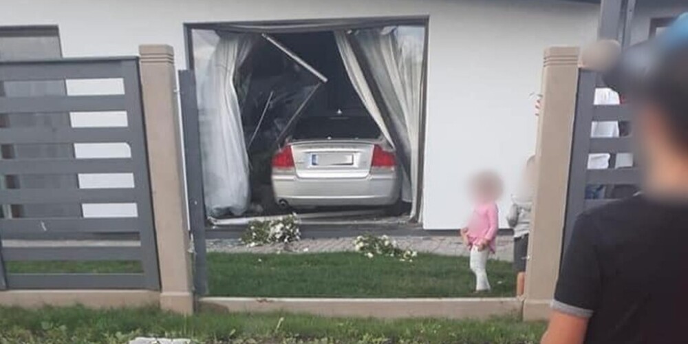 Daugavpilī autovadītājs "noparkojies" dzīvojamās mājas pirmajā stāvā