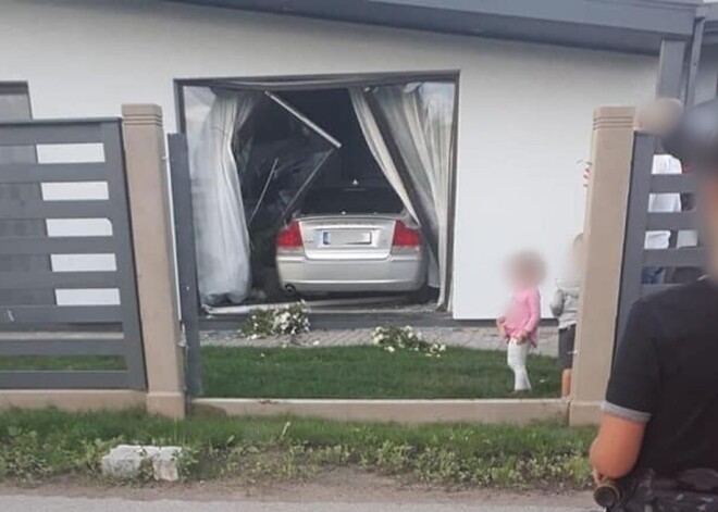 Daugavpilī autovadītājs "noparkojies" dzīvojamās mājas pirmajā stāvā
