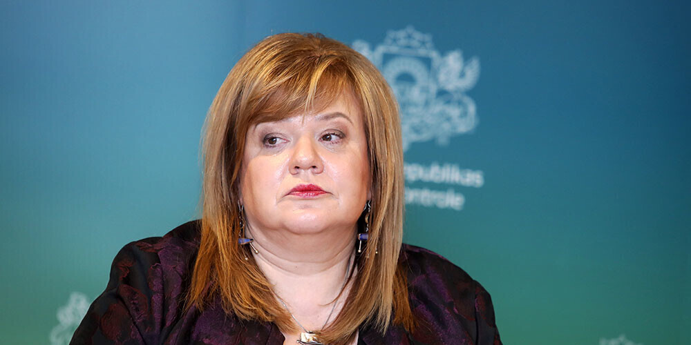 Elita Krūmiņa ir latviešu ekonomiste, pašreizējā Latvijas Valsts kontroliere. Absolvējusi Latvijas Universitāti, kur ieguvusi maģistra grādu ekonomikā. Laikā no 1988. līdz 1990. gadam bijusi ekonomiste r/a "Latvijas keramika". Pēc tam strādājusi par grāmatveža vietnieci un revidenti dažādos uzņēmumos