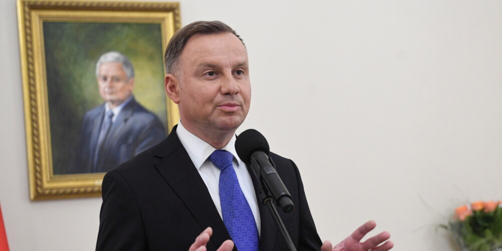 Neierasti apmeklētās Polijas prezidenta vēlēšanās ar nelielu pārsvaru uzvarējis Andžejs Duda