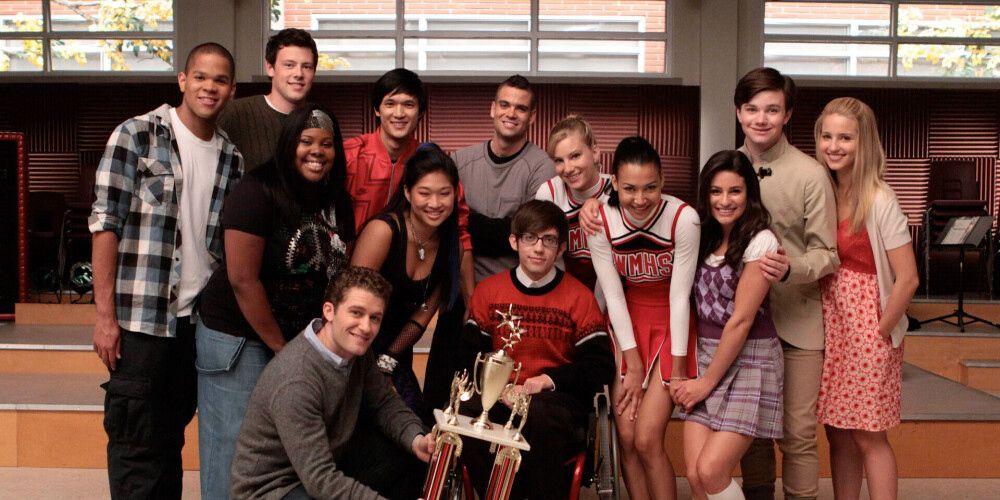 "Radīti skatuvei" (angļu: Glee) ir amerikāņu muzikālās komēdijdrāmas seriāls, ko ASV translēja telekompānija Fox, savukārt Latvijā — TV3, TV6 un Kanāls 2. Seriāla autori ir Raiens Mērfijs, Breds Falčuks un Jans Brenans (sākotnēji "Radīti skatuvei" bija iecerējis kā filmu). Seriālu laikā no 2009. gada 19. maija līdz 2015. gada 20. martam pārraidīja TV kanāls Fox, tam iznāca 6 sezonas, kopumā 121 sērija (pirmajās četrās sezonās pa 22 sērijām, piektajā sezonā — 20 sērijas, sestajā sezonā — 13 sērijas). Seriāls ir par izdomātās Viljama Makinlija vidusskolas ansambli "Jaunais virziens" un tā dalībnieku dzīvi. Galvenās lomas tajā atveido Metjū Morisons (spāņu valodas skolotājs un ansambļa vadītājs Vils Šusters), Džeina Linča (karsēju trenere Sjū Silvestra), Džeima Meisa (karjeras konsultante Emma Filsberija), Džesalina Gilsiga (Vila bijusī sieva Terija), kā arī astoņi ansambļa dalībnieki, kurus attēlo Daiena Egrona (Kvinna Fabreja), Kriss Kolfers (Kērts Hammels), Kevins Makheils (Ārtijs Abramss), Lija Mišela (Reičela Berija), Korijs Montīts (Finns Hadsons), Embera Railija (Mersedesa Džonsa), Marks Sallings (Paks) un Dženna Uškovica (Tīna Koenčanga). Otrajā sezonā regulāro lomu atveidotāji Maiks O'Mailijs (Bērts Hammels), Hetere Morisa (Britānija Pīrsa) un Naja Rivera (Santana Lopesa) kļuva par galvenā aktieru sastāva dalībniekiem. Trešajā sezonā Harijs Šums (Maiks Čangs) un Derens Kriss (Bleins Andersons) no regulārā aktieru sastāva tika iekļauti galvenajā aktieru sastāvā, savukārt Dž. Gilsiga un M. O'Mailijs tika izņemti no aktieru sastāva, taču O'Mailijs saglabāja savu lomu kā regulārā aktieru sastāva viesis.