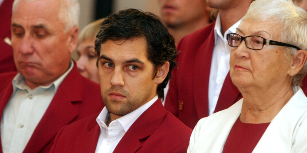 Igors Vihrovs (dzimis 1978. gada 6. jūnijā Rīgā) ir krievu izcelsmes bijušais Latvijas vingrotājs, tagad — treneris. Lielākos panākumus guvis brīvajās kustībās, kur izcīnīja olimpisko zelta medaļu 2000. gada vasaras olimpiskajās spēlēs Sidnejā, kas bija pirmā zelta medaļa Latvijas kā neatkarīgas valsts sportistiem.