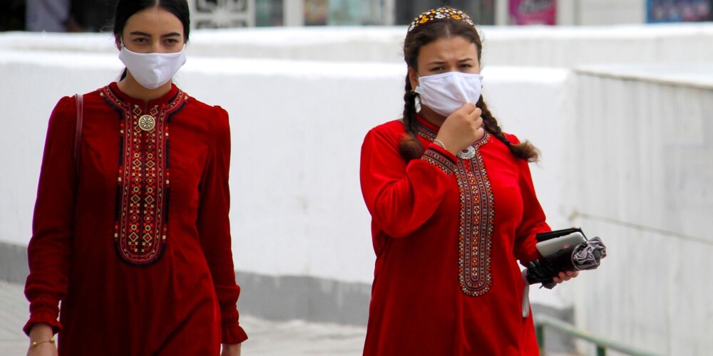 Covid-19 neskartā Turkmenistāna mudina iedzīvotājus "putekļu dēļ" valkāt sejas maskas