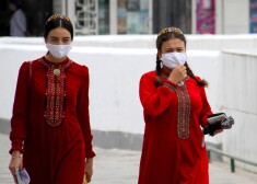 Sievietes Turkmenistānas galvaspilsētas Ašgabatas ielās.