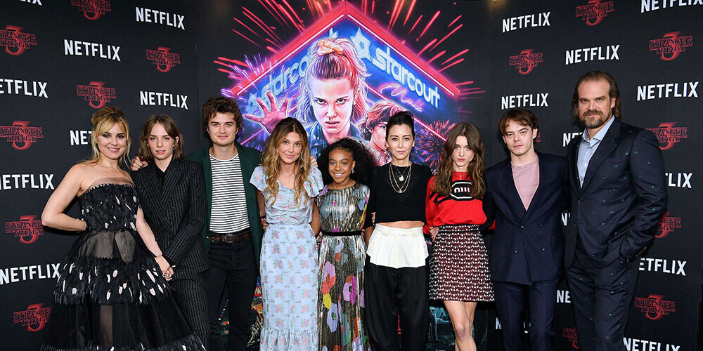 Stranger Things ir amerikāņu zinātniskās fantastikas seriāls, kura autori ir brāļi Daferi (The Duffer Brothers). Seriāls kopš 2016. gada 15. jūlija tiek pārraidīts Netflix. Pašlaik (2019) seriālam kopumā ir iznākušas trīs sezonas. Sākot no pirmās sezonas galvenās lomas atveido Vinona Raidere, Deivids Hārbors, Fins Volfhards, Millija Bobija Brauna, Geitens Mataraco, Kalebs Maklaflins, Natālija Daiere, Čārlijs Hītons, Kara Buono, Metjū Modains, Noa Šnaps un Džo Kīrijs. Otrajā sezonā pastāvīgajam aktieru ansamblim pievienojas Sedija Sinka, Deikrs Montgomerijs, Šons Astins, Pols Raizers un Priaija Fergusone. Trešajā sezonā aktieriem pievienojās Maija Hoka. Seriāla darbība notiek ASV 20. gadsimta astoņdesmitajos gados izdomātā pilsētā Hovkinā Indiānas štatā. Pirmajā sezonā tiek veikta izmeklēšana pēc jauna zēna pazušanas un pārdabiskiem notikumiem, kas notiek visā pilsētā, tostarp par kādas ar psihokinēzes spējām apveltītas meitenes ar parādīšanos.