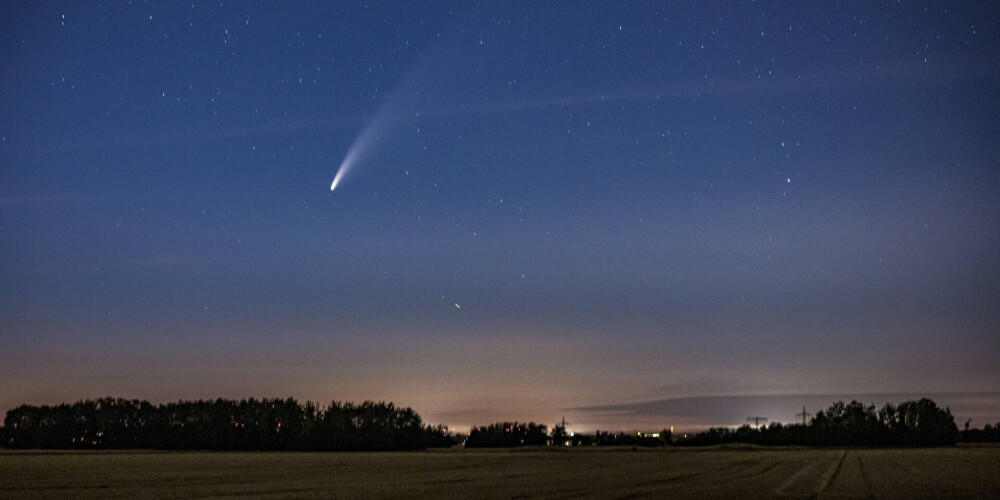 FOTO: pēc vairāk nekā 20 gadu pārtraukuma Latvijas debesīs atkal novērojama spoža komēta