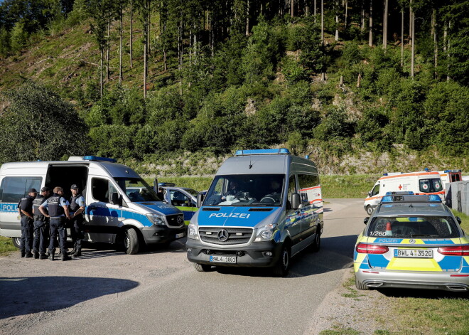 Simtiem Vācijas policistu šodien meklē 31 gadus vecu vīrieti, kurš dienu iepriekš atbruņojis četrus policistus un iebēdzis mežā.